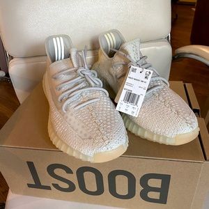 Brand new unworn yeezy adidas boost 350 V2 Man 12